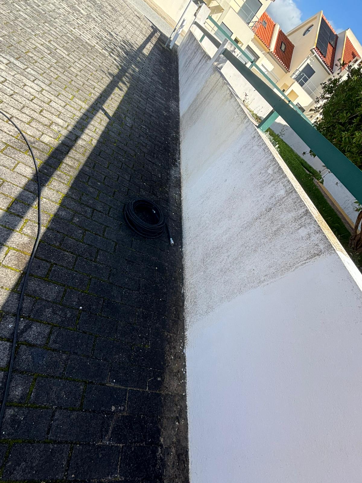 Nettoyage de mur en cours